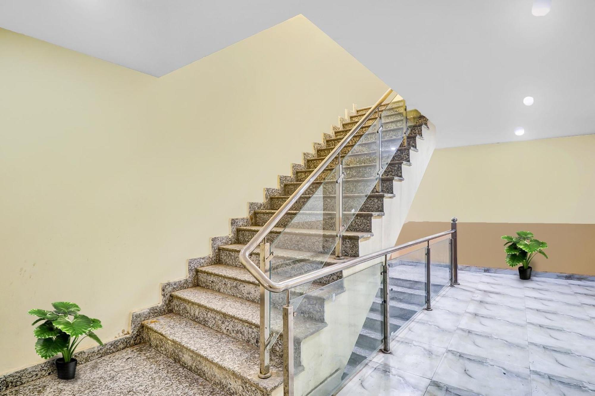 Hotel O Prince Home Stay Near Ambience Mall New Delhi Exterior photo